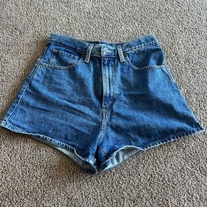 Levi’s mom shorts